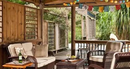 Plan Your Escape to the Cottage! Minutes to Mystic, Connecticut. This pet-friendly retreat has a private fenced-in rear garden patio. Your stay includes organic breakfast, firepit, hammock, and onsite hiking trails. Up to 2 well-behaved pets welcome!