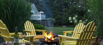 Plan Your Escape to the Cottage! Minutes to Mystic, Connecticut. This pet-friendly retreat has a private fenced-in rear garden patio. Your stay includes organic breakfast, firepit, hammock, and onsite hiking trails. Up to 2 well-behaved pets welcome!