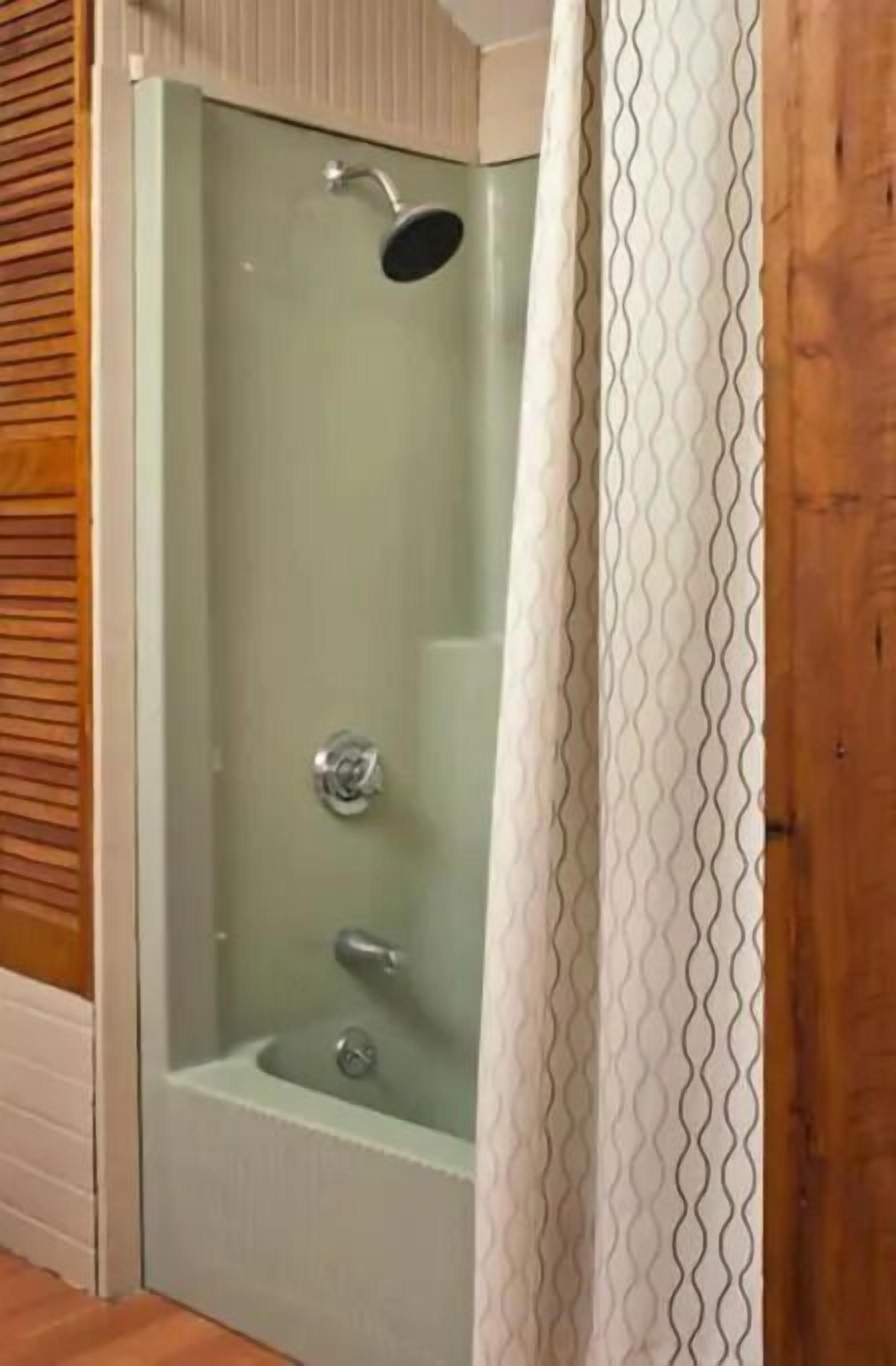Combined shower/bathtub, eco-friendly toiletries, hair dryer, towels