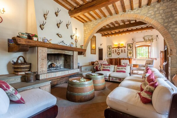 TV, fireplace - Villa Il Giulione Large Private Pool, WiFi (Acquapendente)
