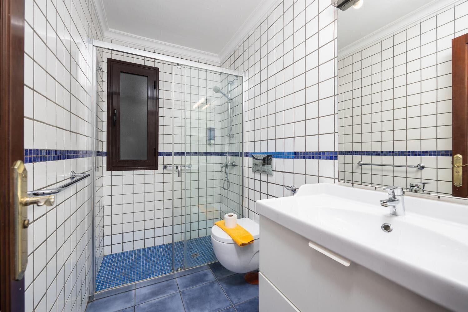 Une salle de bain avec des toilettes, une douche et un lavabo.