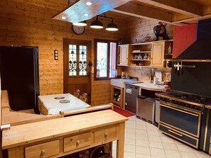 Fridge, microwave, oven, stovetop - Domaine Chalet private ponds Haute Vosges (Rupt-sur-Moselle)