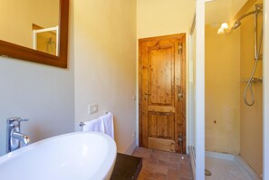 Douche, sèche-cheveux, serviettes fournies