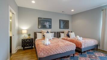 4 bedrooms, desk, iron/ironing board, travel crib
