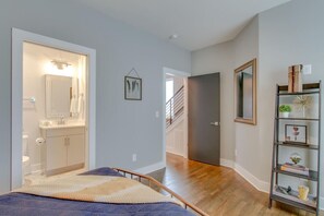 4 室のベッドルーム、デスク、アイロン / アイロン台、旅行用ベビーベッド