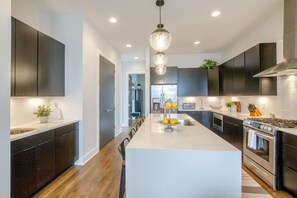 冷蔵庫、電子レンジ、オーブン、コンロ