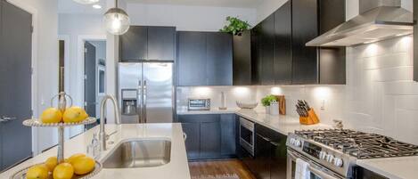 Een koelkast, een microgolfoven, een oven, een kookplaat