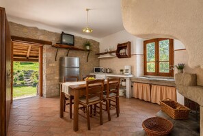 Cafeteira/chaleira, geladeira, micro-ondas, fogão