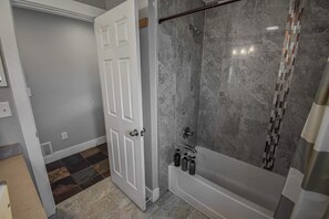 Badewanne, Haartrockner, Handtücher