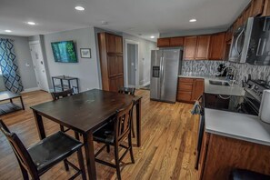 Fridge, microwave, oven, stovetop - Cozy and Budget Friendly Single Bedroom in Denver (Denver)