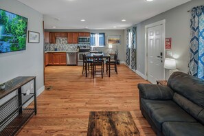 TV, offices - Cozy and Budget Friendly Single Bedroom in Denver (Denver)
