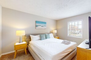 2 bedrooms, iron/ironing board, WiFi, bed sheets - Dog-Friendly Riverfront Condo w/ a Shared Pool, Sports Courts, Gym, & Fast WiFi (Bradenton)