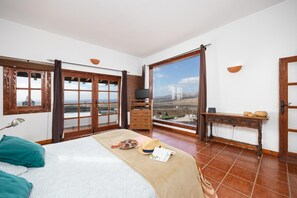 6 habitaciones, tabla de planchar con plancha, cuna de viaje y wifi 