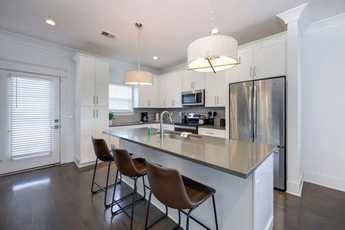 10 Mins To Broadway - Stunning Townhome