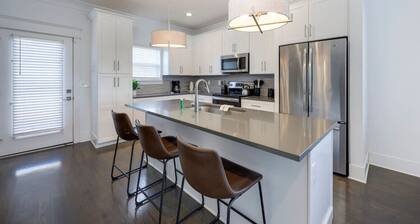 10 Mins To Broadway - Stunning Townhome