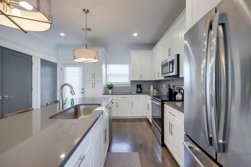 10 Mins To Broadway - Stunning Townhome