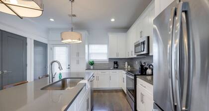10 Mins To Broadway - Stunning Townhome