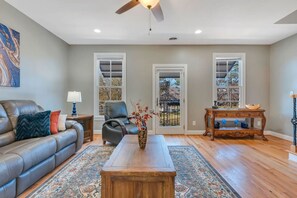 Télévision, cheminée, espaces bureaux