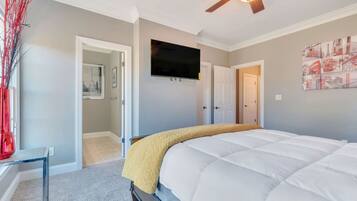 3 chambres, bureau, fer et planche Ă  repasser, lit parapluie