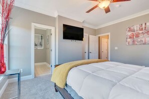 3 bedrooms, desk, iron/ironing board, travel cot