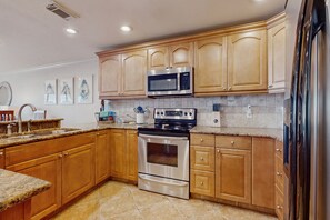 Kjøleskap, mikrobølgeovn, ovn og kokeplater