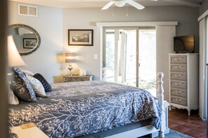 2 bedrooms, desk, iron/ironing board, travel cot