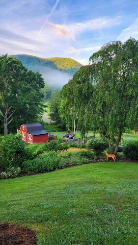 Peaceful, Private 2 Bedroom Apt - Hot Tub, Mtn views -11 mi to Asheville