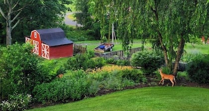 Peaceful, Private 2 Bedroom Apt - Hot Tub, Mtn views -11 mi to Asheville