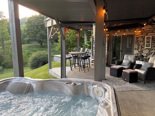 Private Mountain Guest Suite with Hot Tub + Fire Pit - 14 miles to Asheville