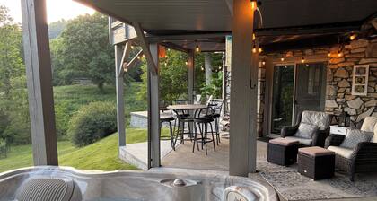 Private Mountain Guest Suite with Hot Tub + Fire Pit - 14 miles to Asheville