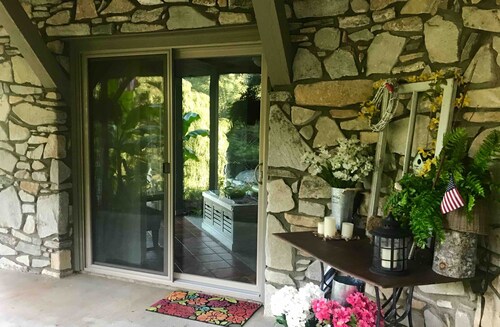 Peaceful, Private 2 Bedroom Apt - Hot Tub, Mtn views -11 mi to Asheville