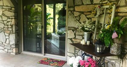 Peaceful, Private 2 Bedroom Apt - Hot Tub, Mtn views -11 mi to Asheville