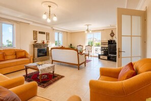 TV, fireplace, DVD player