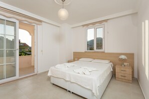 5 slaapkamers, een strijkplank/strijkijzer, reisbedje, wifi