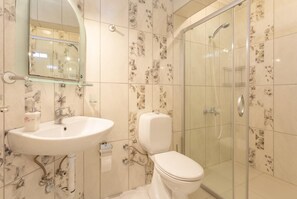 Douche, sèche-cheveux, serviettes fournies