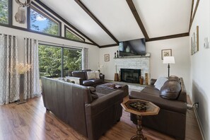 Téléviseur connecté, foyer, table de baby-foot