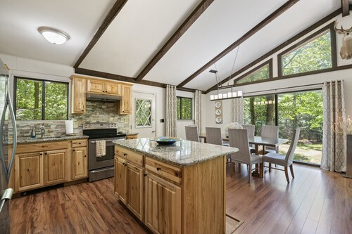 Inn Kognito 5  Vacation house hot tub, sauna, walking trails, game room fire pit