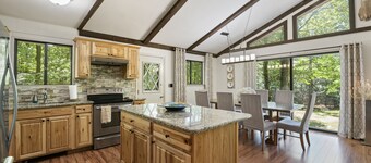 Inn Kognito 5  Vacation house hot tub, sauna, walking trails, game room fire pit