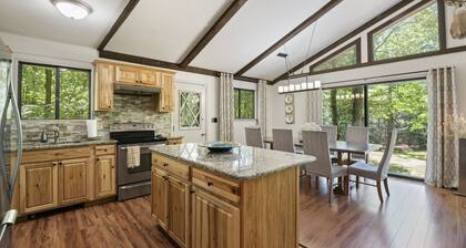 Inn Kognito 5 Vacation house hot tub, sauna, walking trails, game room fire pit