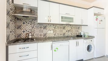 Geladeira, lava-louças, cafeteira/chaleira, torradeira