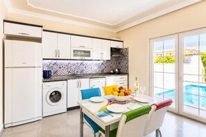 Fridge, dishwasher, coffee/tea maker, toaster