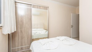 Ein Hotelzimmer mit einem Bett, einem Kleiderschrank und einer Tür.