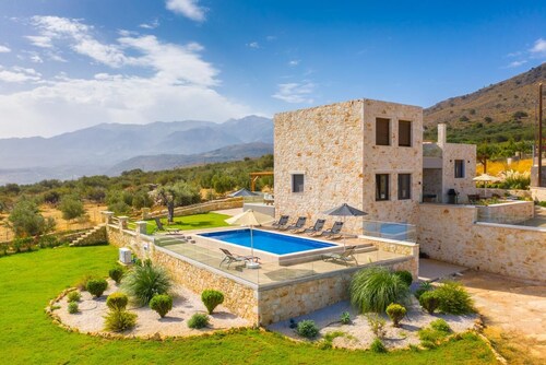 Villa Lulla - Four Bedroom Villa, Sleeps 8