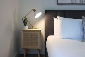 4 habitaciones, escritorio y tabla de planchar con plancha