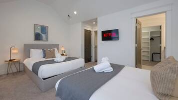 4 bedrooms, desk, iron/ironing board, WiFi