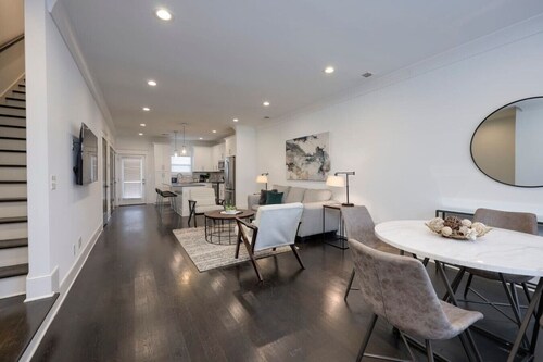 10 Mins To Broadway - Modern Gated Townhome