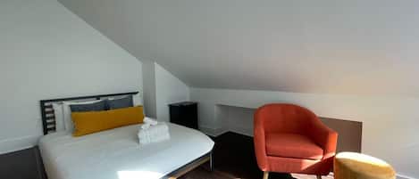 5 bedrooms, desk, iron/ironing board, WiFi