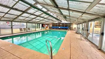 Innendørsbasseng og et oppvarmet basseng