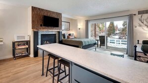 Ein modernes Interieur mit Kamin, Barbereich und Blick durch eine Glastür.