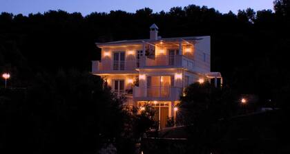 Villa Callistemon - Four Bedroom Villa, Sleeps 9